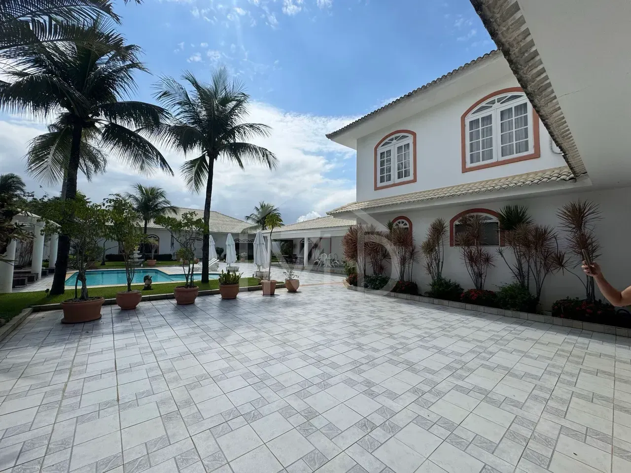 House with 5 bedrooms and 5 baths with tile floors — photo 2