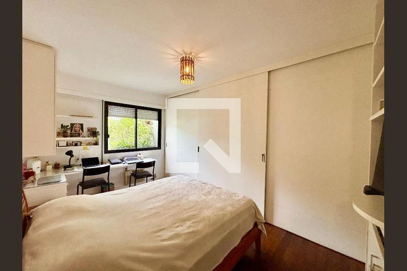 Apartment with 4 bedrooms and an en-suite bathroom — photo 44