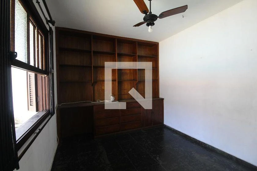 265 m² house with a home office and a bathtub — photo 19
