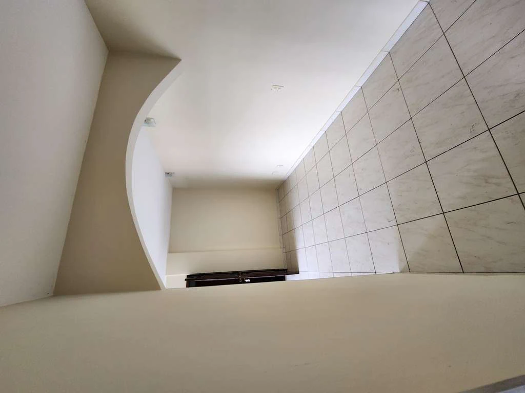 2-bedroom apartment with balcony, no parking — photo 3