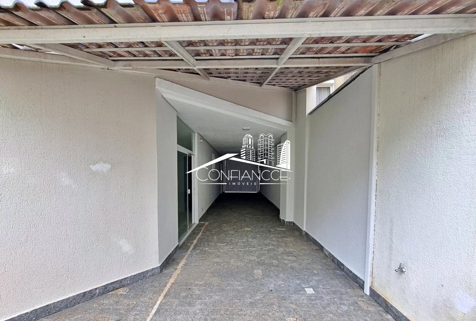Bathtub in a 3-bedroom house, 350 m² — photo 26