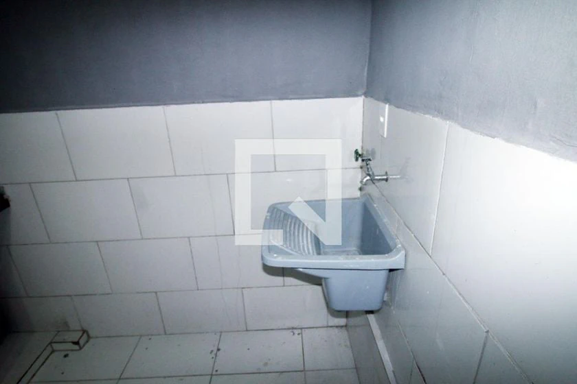 Unfurnished studio with gas stove and laundry area — photo 16
