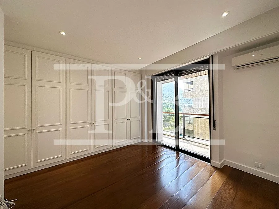 Квартира з 4 спальнями та балконом 410 м² — photo 29