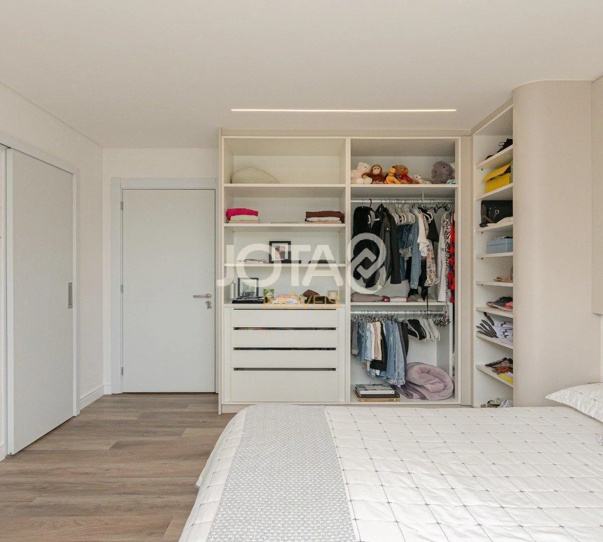 Floor-to-ceiling windows in a 3-bedroom apartment, 194 m² — photo 26