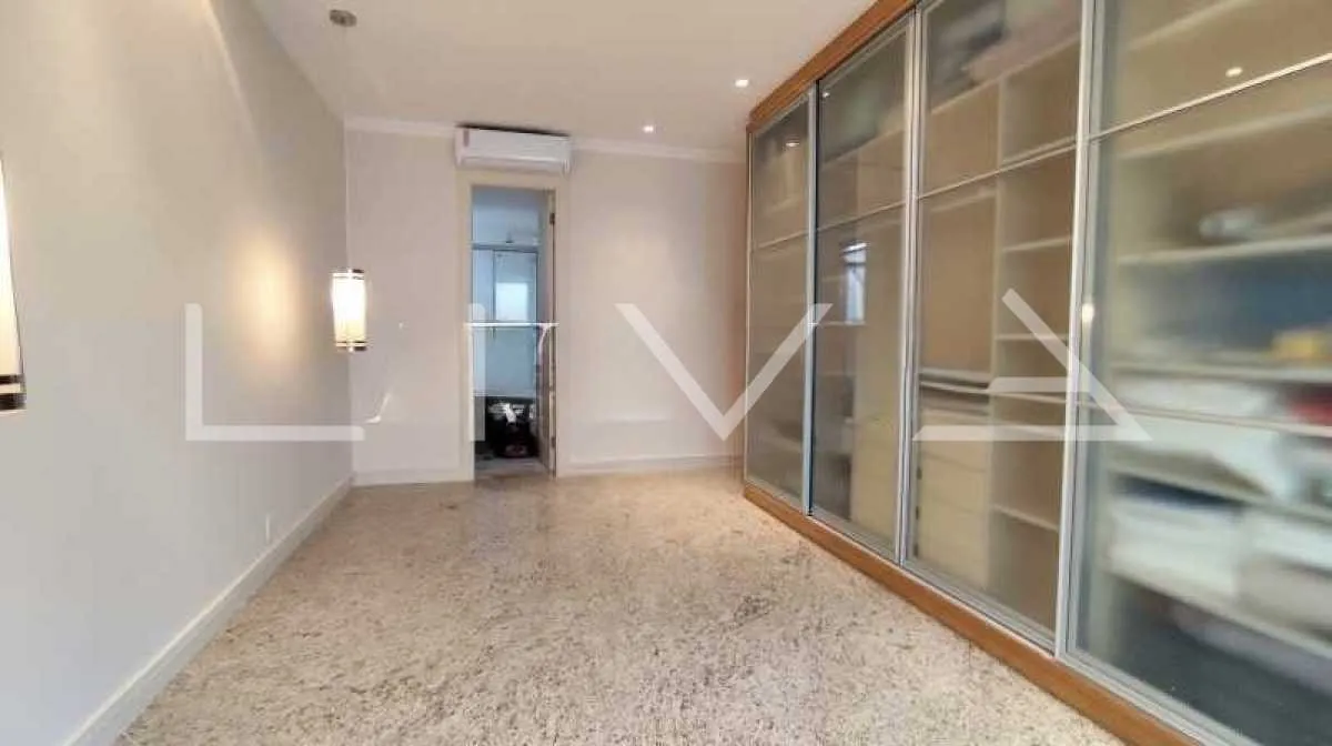 Walk-in closet in a 3-bedroom apartment, 165 m² — photo 21