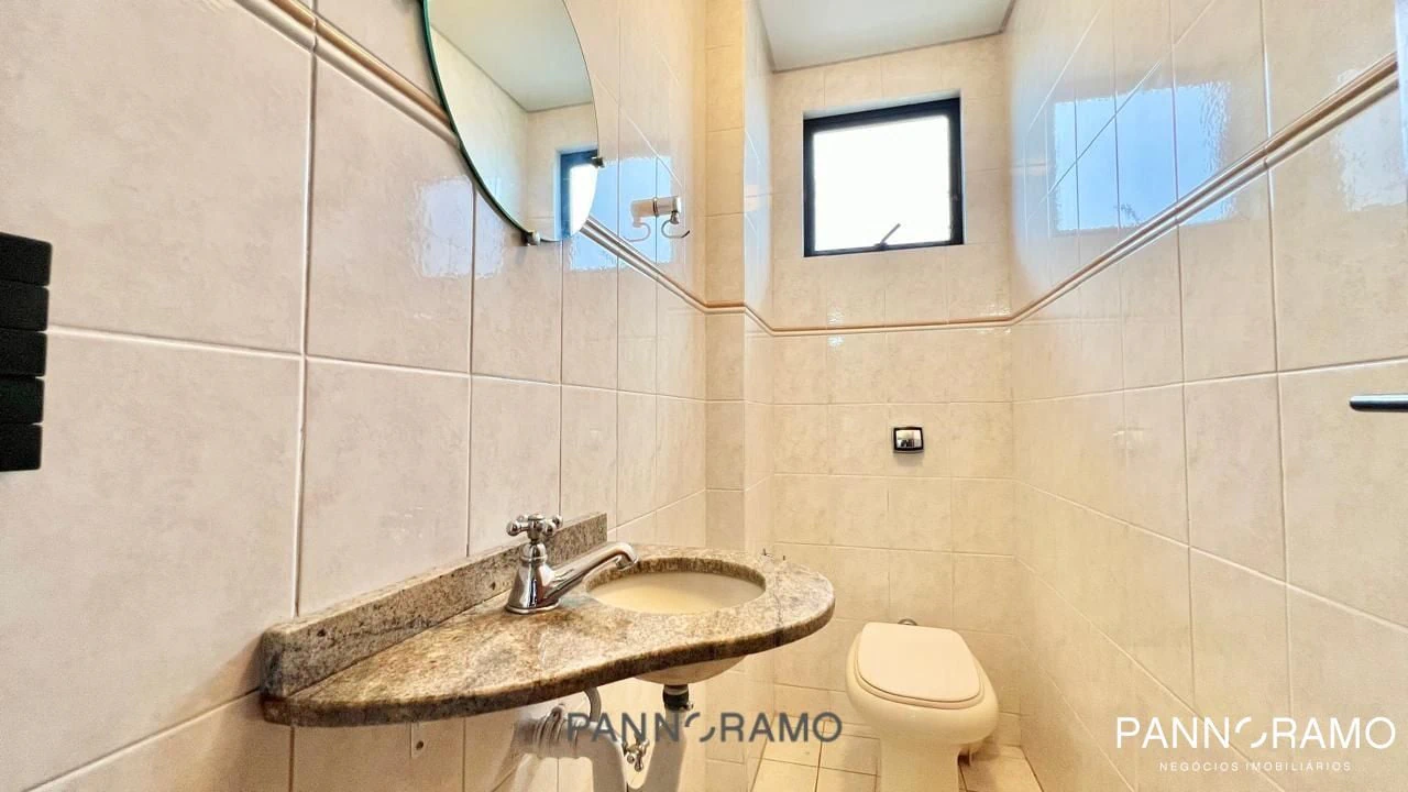 Walk-in closet in a 3-bedroom apartment, 186 m² — photo 10