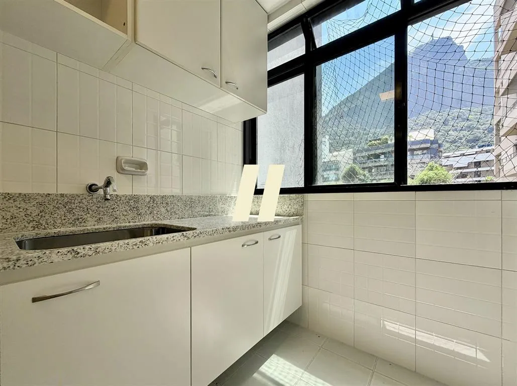 3-bedroom apartment with a bathtub in Rio de Janeiro — photo 24