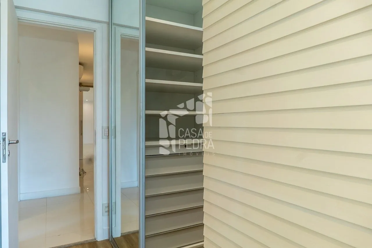 4-bedroom apartment with enclosed glass balcony — photo 23