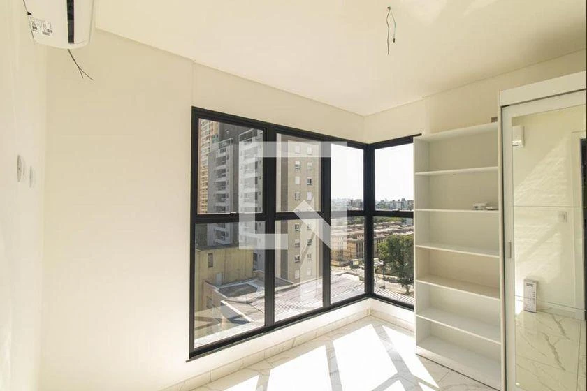 One-bedroom apartment in a building with a gym — photo 12