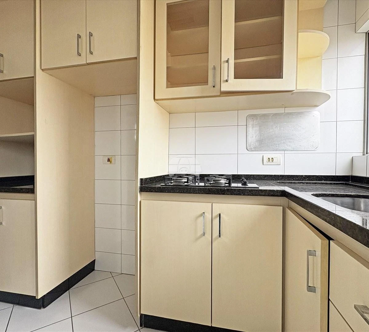 Apartamento sem mobília com cozinha fechada a gás — photo 4
