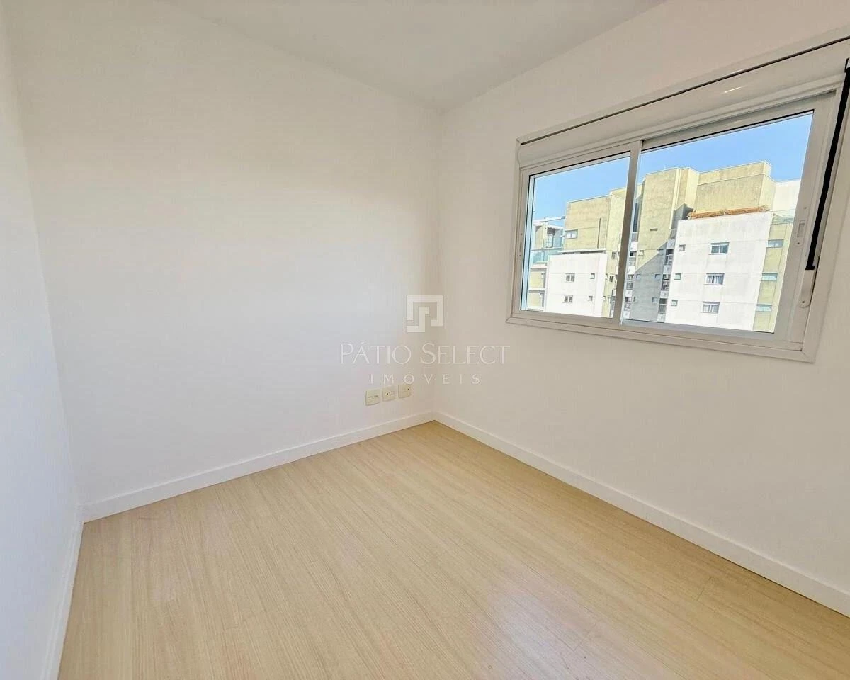 Furnished apartment with 2 bedrooms and glass balcony — photo 33