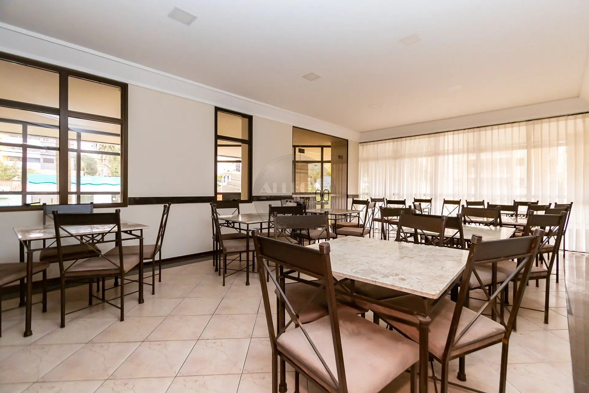 Apartamento com 4 quartos e piso de madeira na sala — photo 67