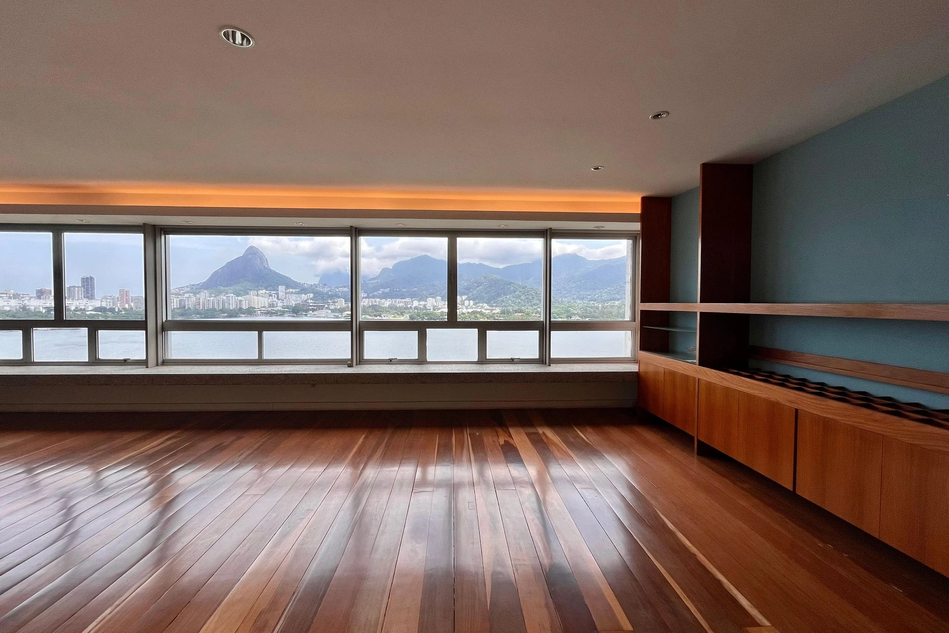 3-bedroom apartment with a water view — photo 6