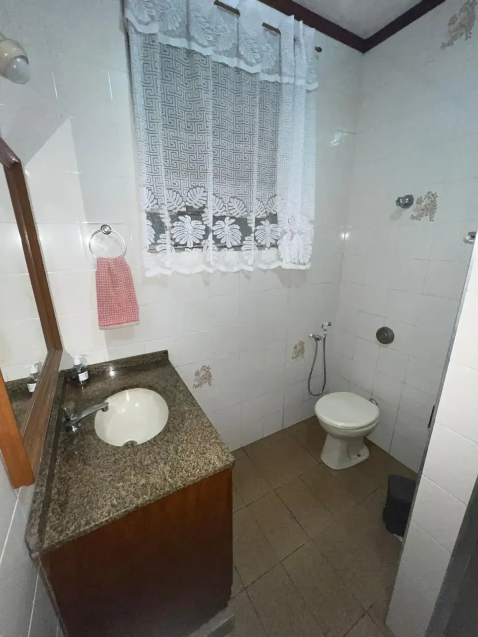 Casa com 4 quartos e cozinha fechada com armários — photo 2