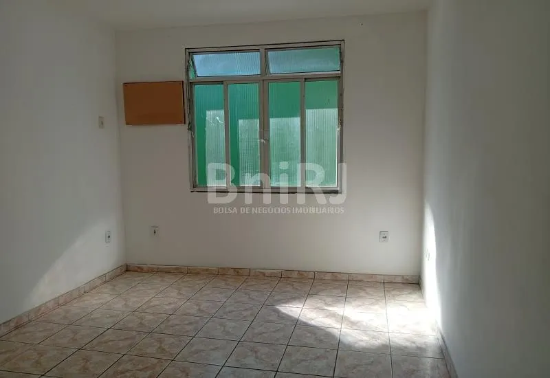 Unfurnished 1-bedroom apartment with glass shower enclosure — photo 7