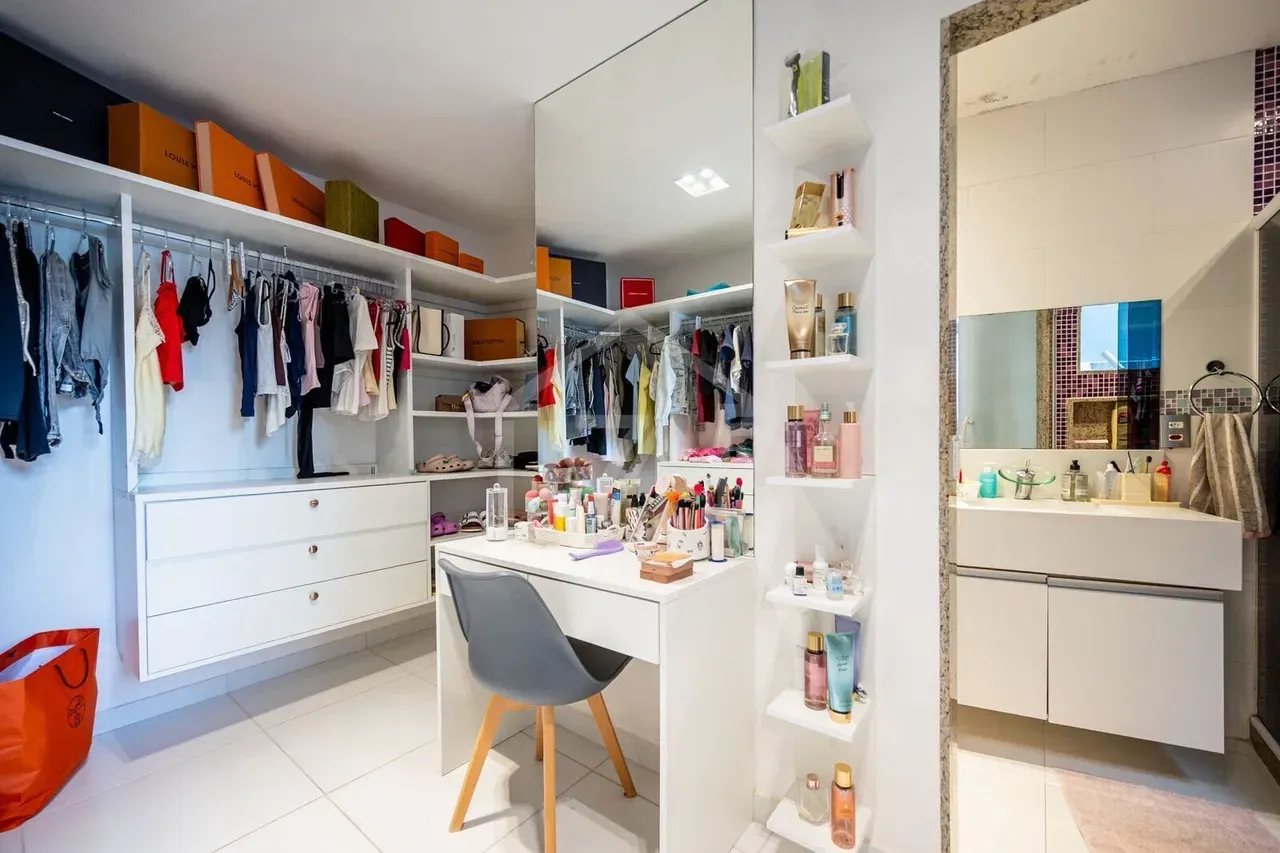 Furnished 6-bedroom house, 266 m² and 3 parking spots — photo 15