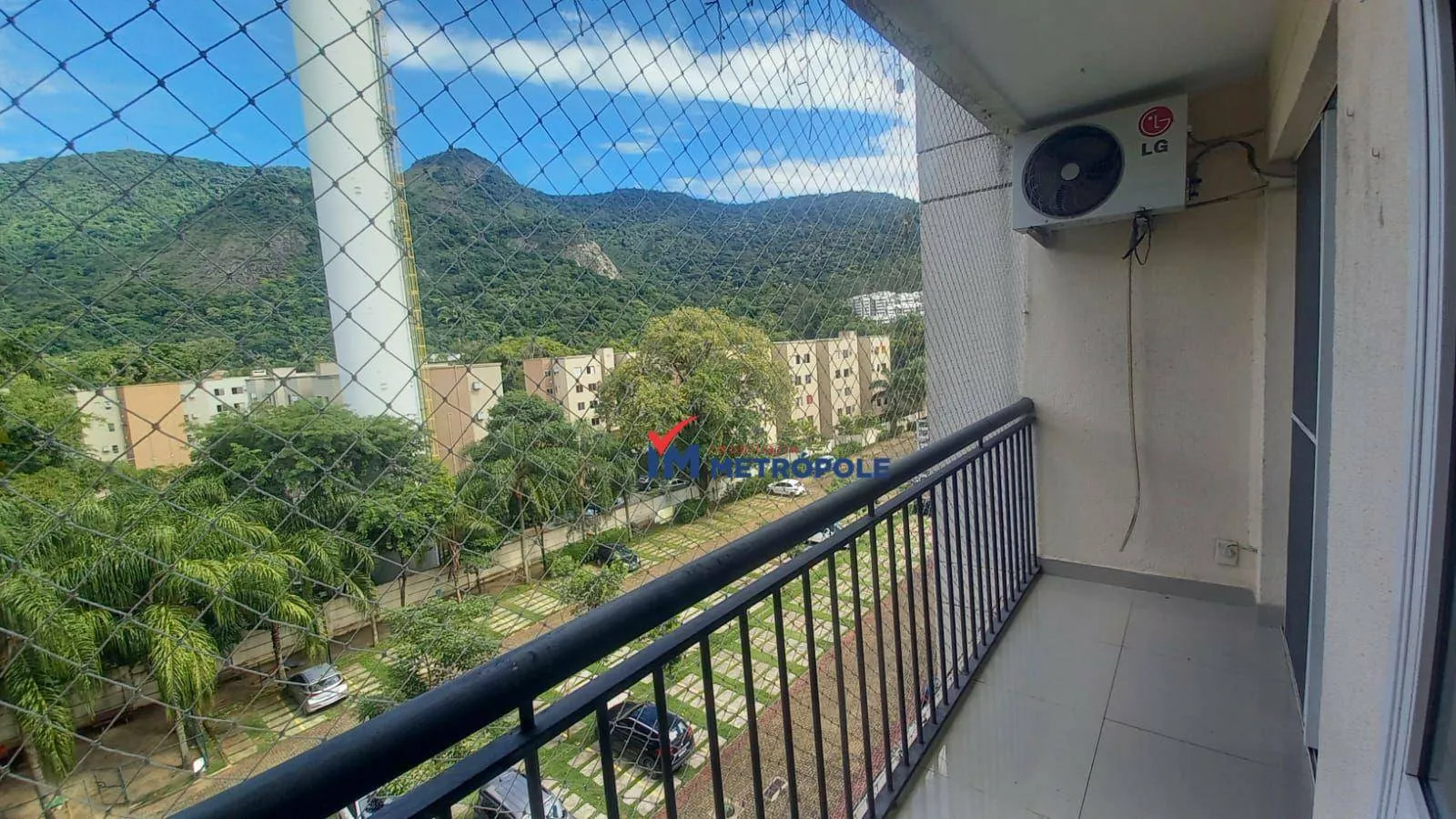 Balcony with a grill in a 4-bedroom apartment, 234 m² — photo 5