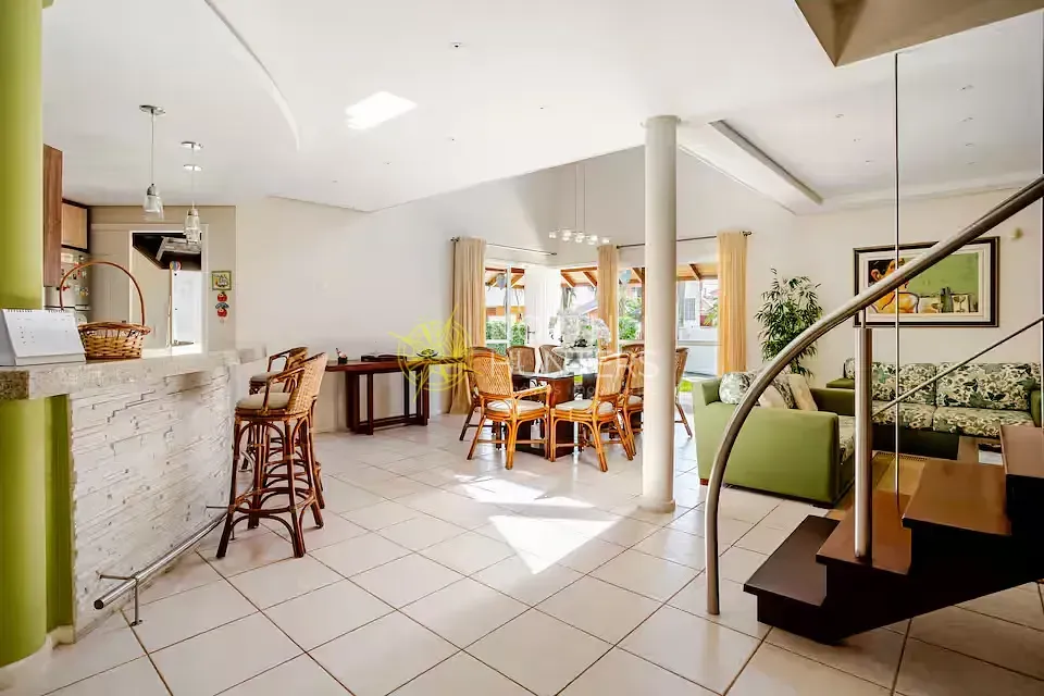 Furnished house with 3 bedrooms and 2 en-suites, 400 m²