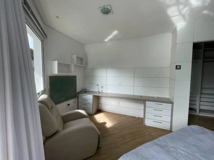 Ventanales de piso a techo y 4 dormitorios: casa de 400 m² — photo 7