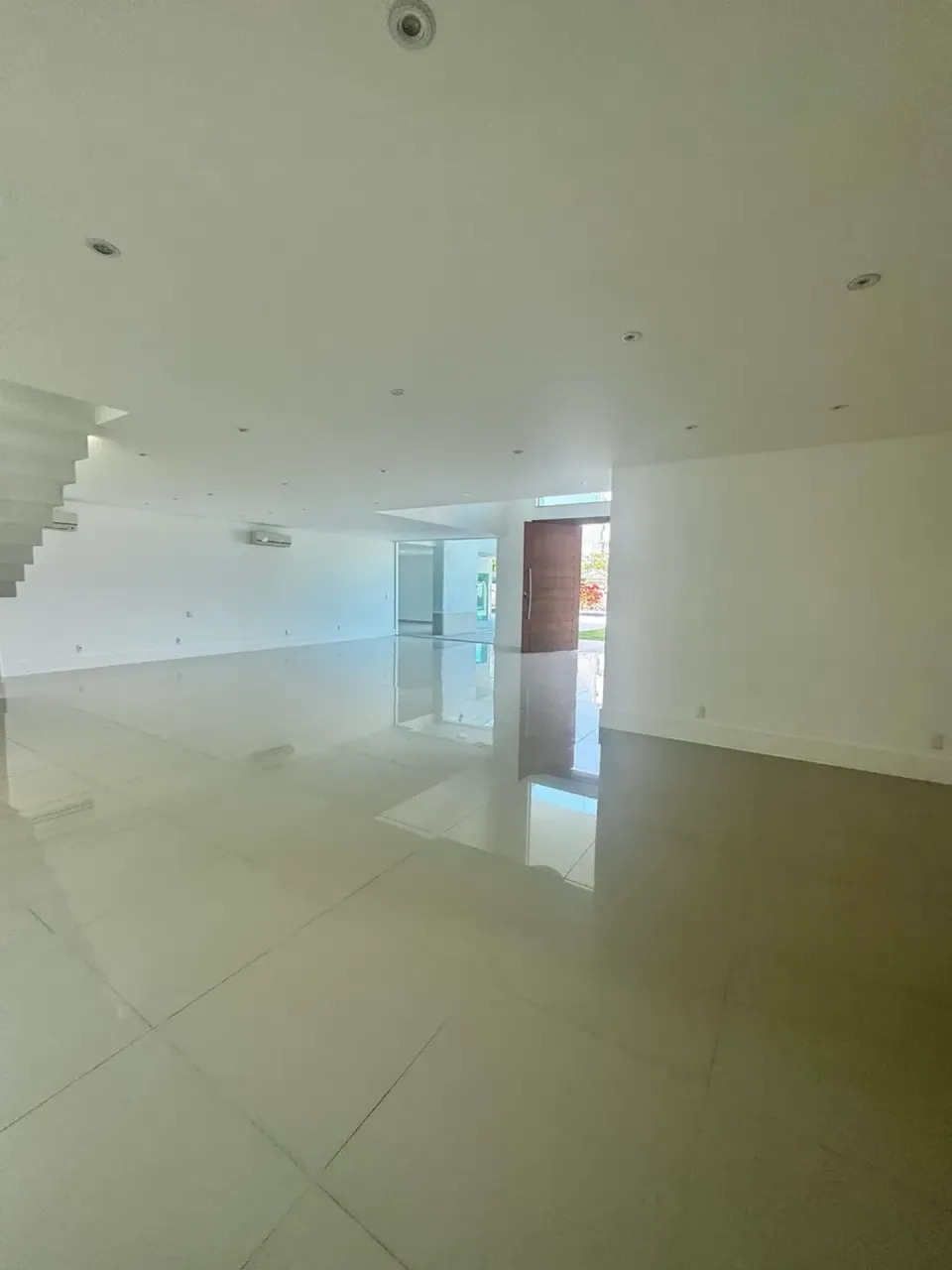 Unfurnished house with 5 bedrooms and 5 bathrooms — photo 2