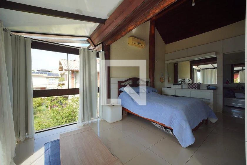 Walk-in closet in a 3-bedroom house, 225 m² — photo 3