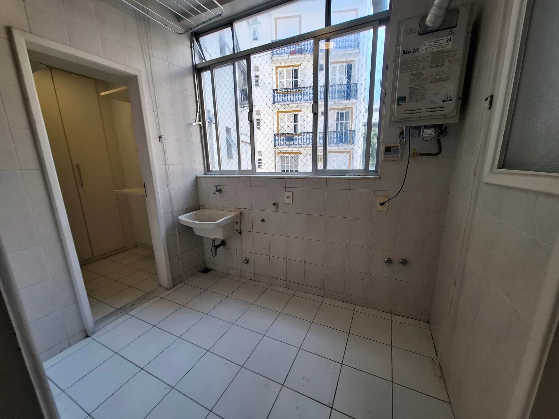 Floor-to-ceiling windows in a 3-bedroom apartment, 150 m² — photo 13