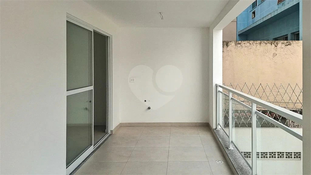 Glass-enclosed balcony in a one-bedroom apartment, 68 m² — photo 4