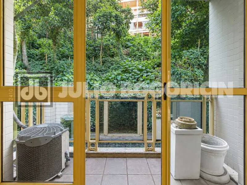 3-bedroom apartment with a park view in Rio de Janeiro — photo 24