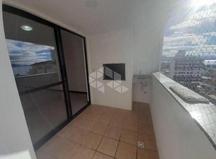 Unfurnished 3-bedroom apartment with balcony — photo 5