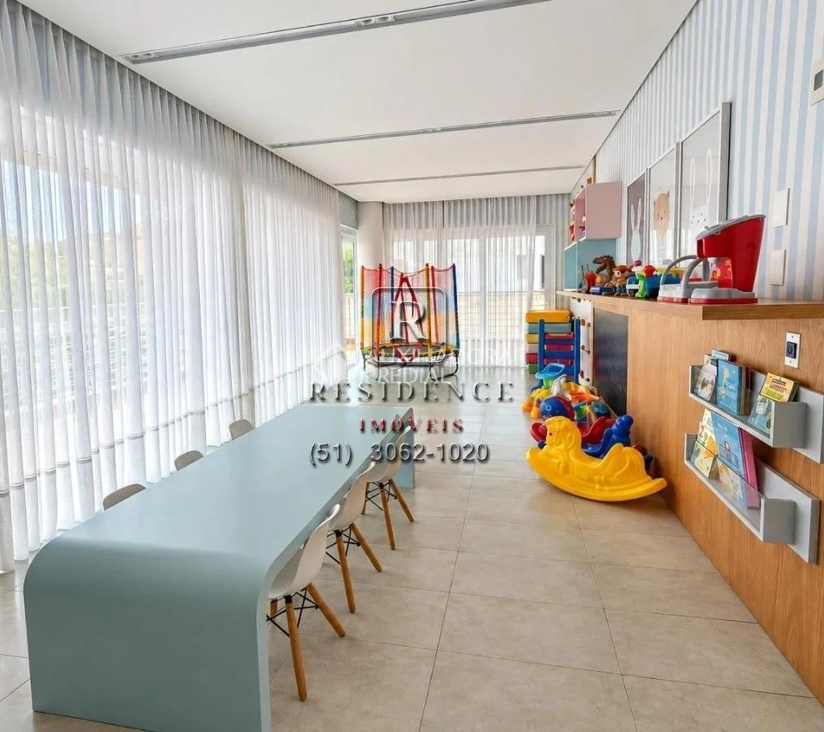 Balcony with a grill in a 2-bedroom apartment, 172 m² — photo 32