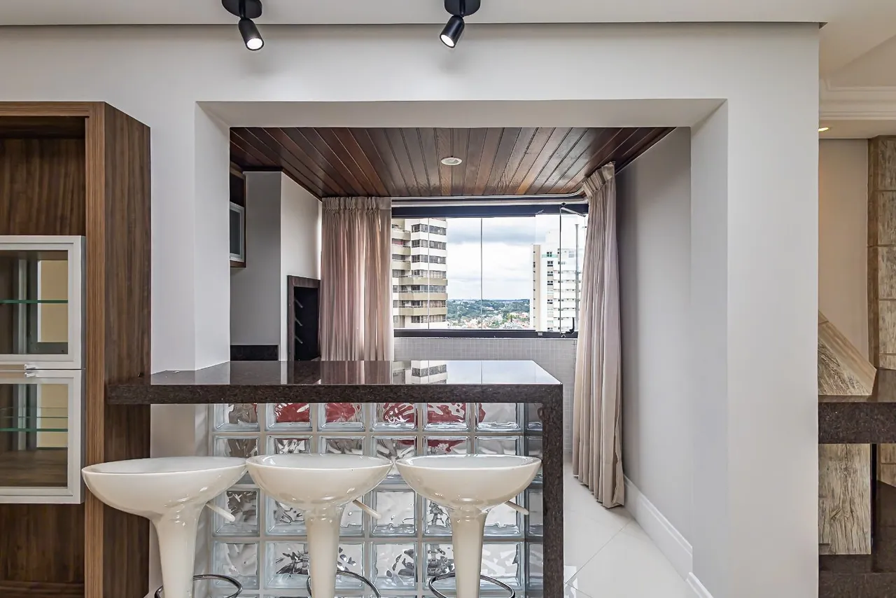Balcony with a grill in a 4-bedroom apartment, 119 m² — photo 14