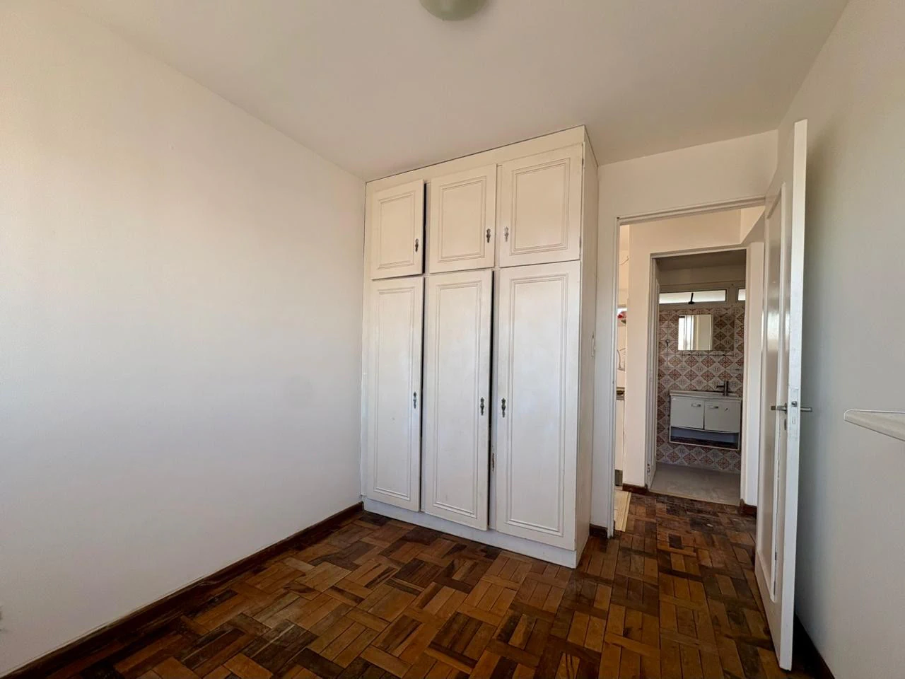 Wood or laminate floors in a 2-bedroom apartment, 86 m² — photo 6