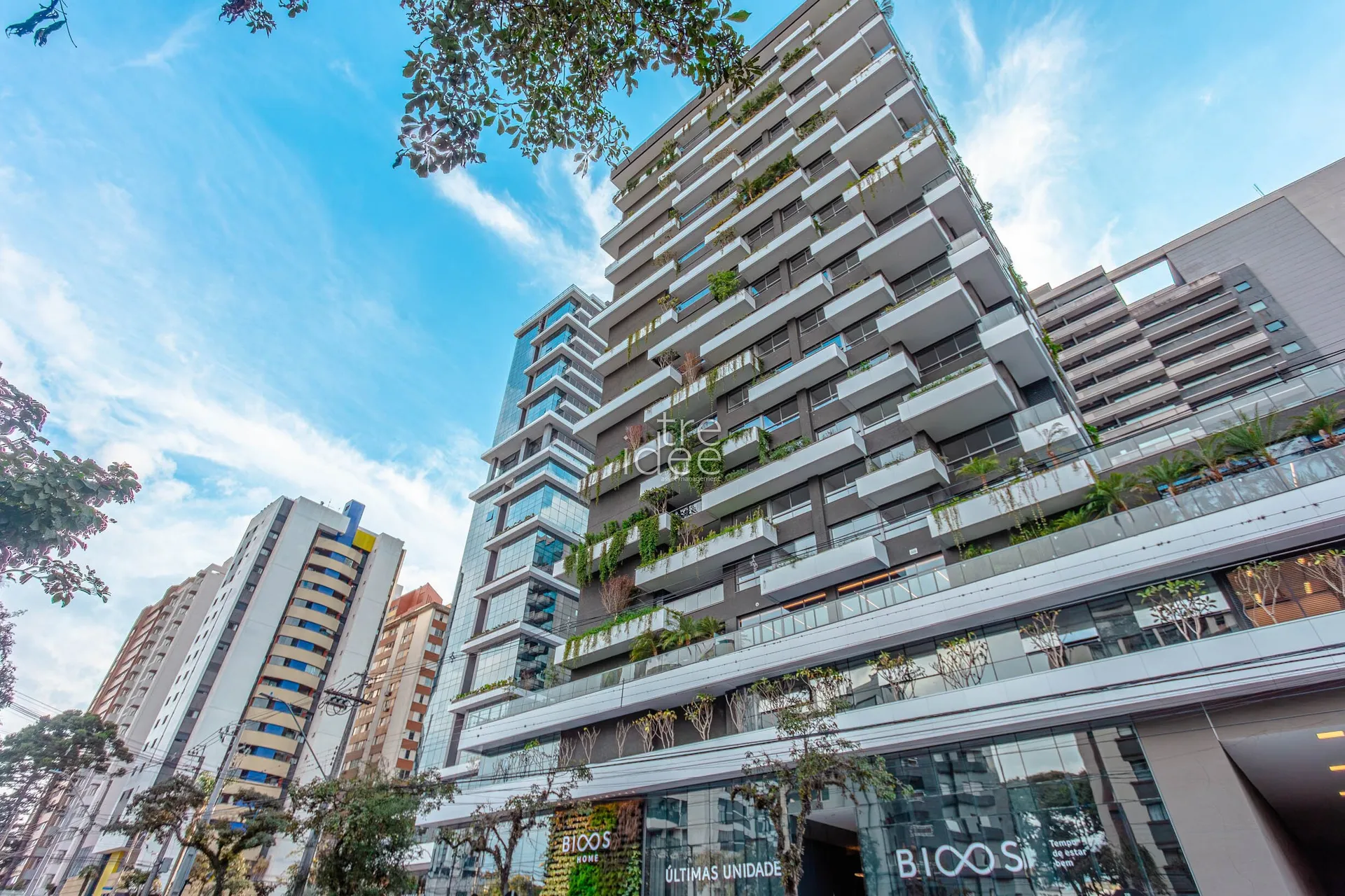 Furnished 1-bedroom apartment with an open-plan kitchen