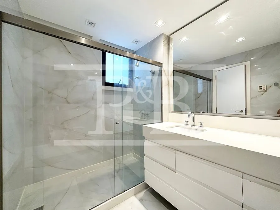 300 m² apartment with 4 bedrooms and 4 parking spots — photo 6