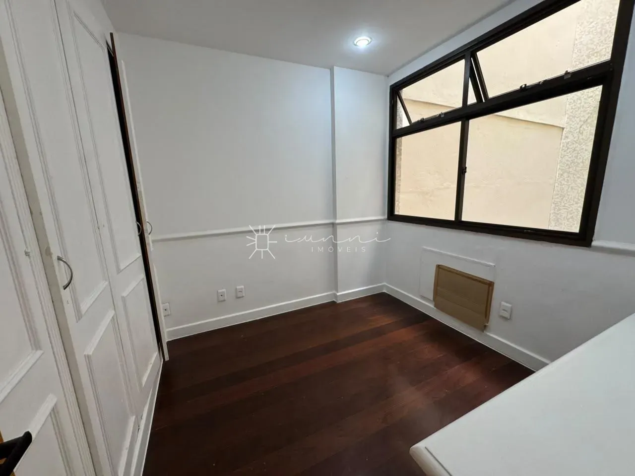 Wood or laminate floors in a 3-bedroom apartment, 140 m² — photo 3