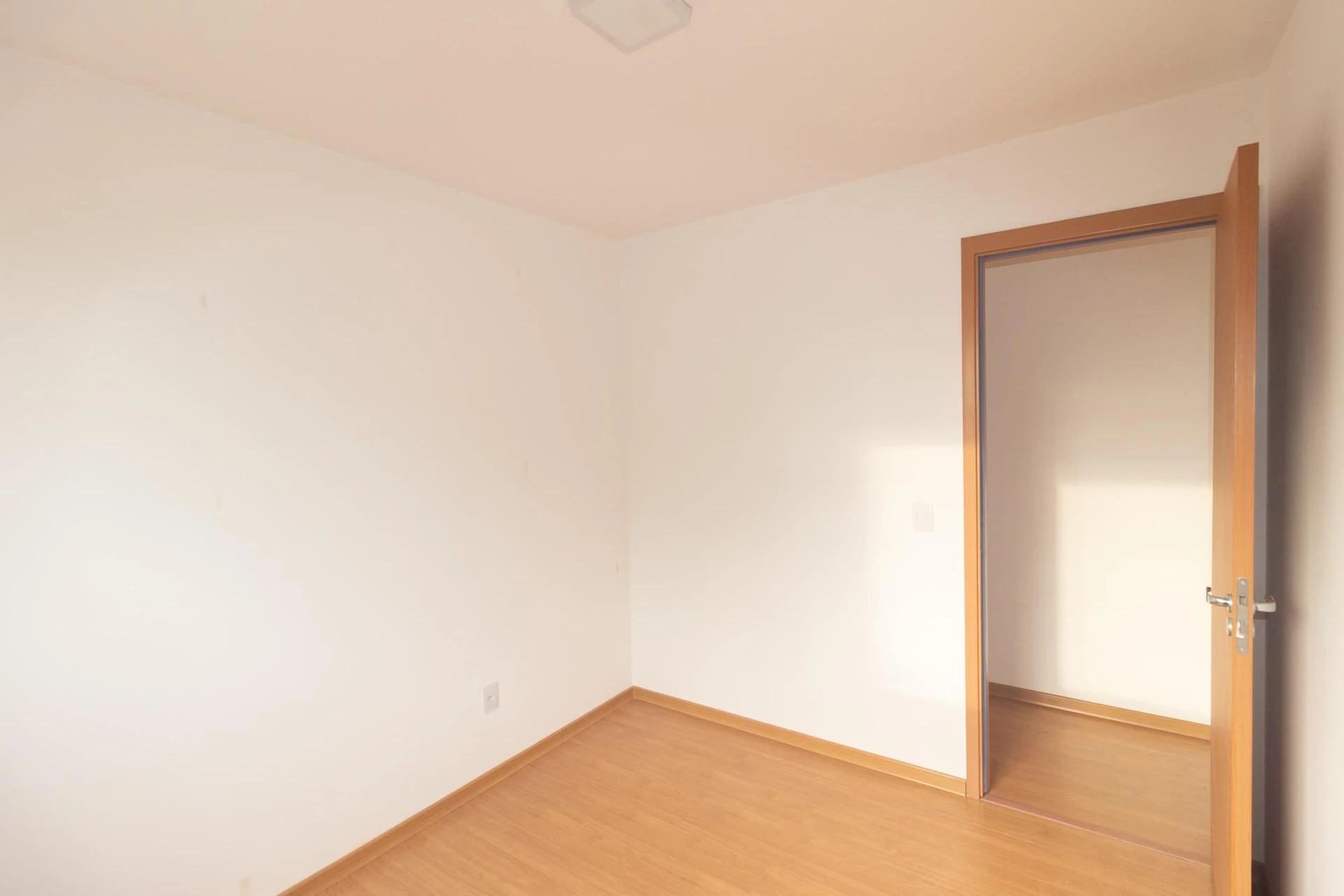 Unfurnished apartment with 2 bedrooms and laundry area — photo 15