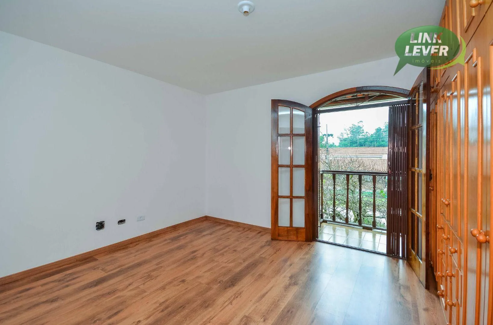 164 m² house with a fireplace and a grill on the balcony — photo 16