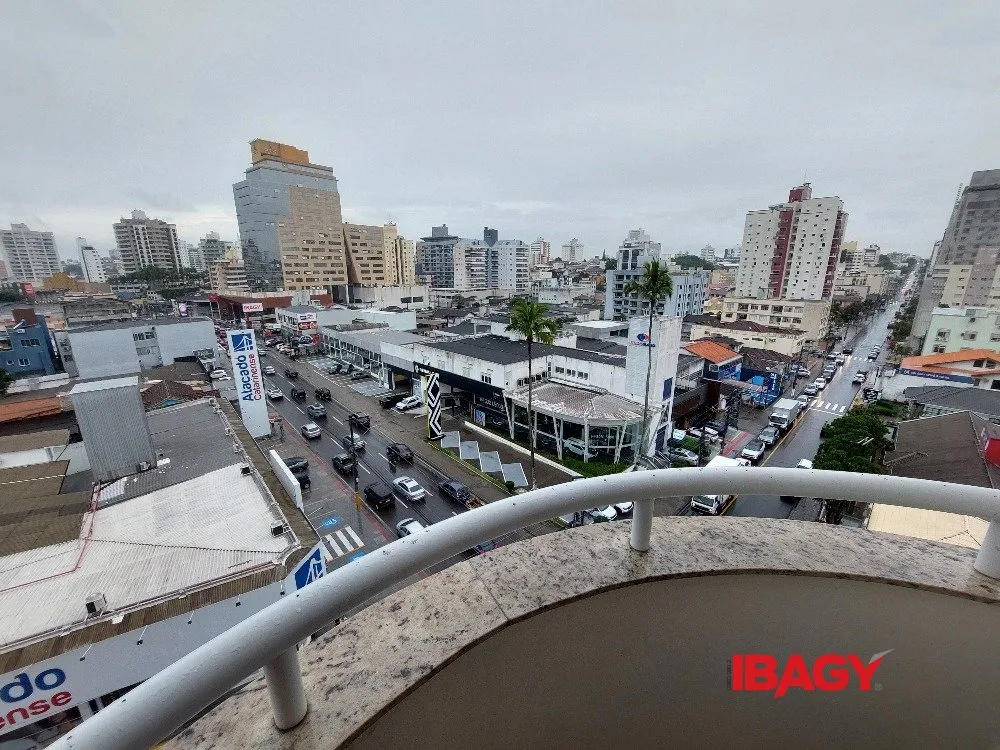 Apartamento amueblado de 4 dormitorios con balcón cerrado y 159 m² — photo 21