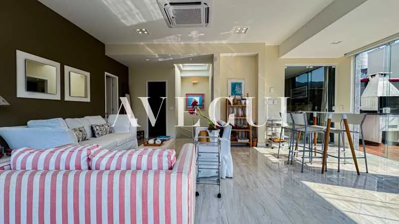 4-bedroom apartment in a building with a pool — photo 16
