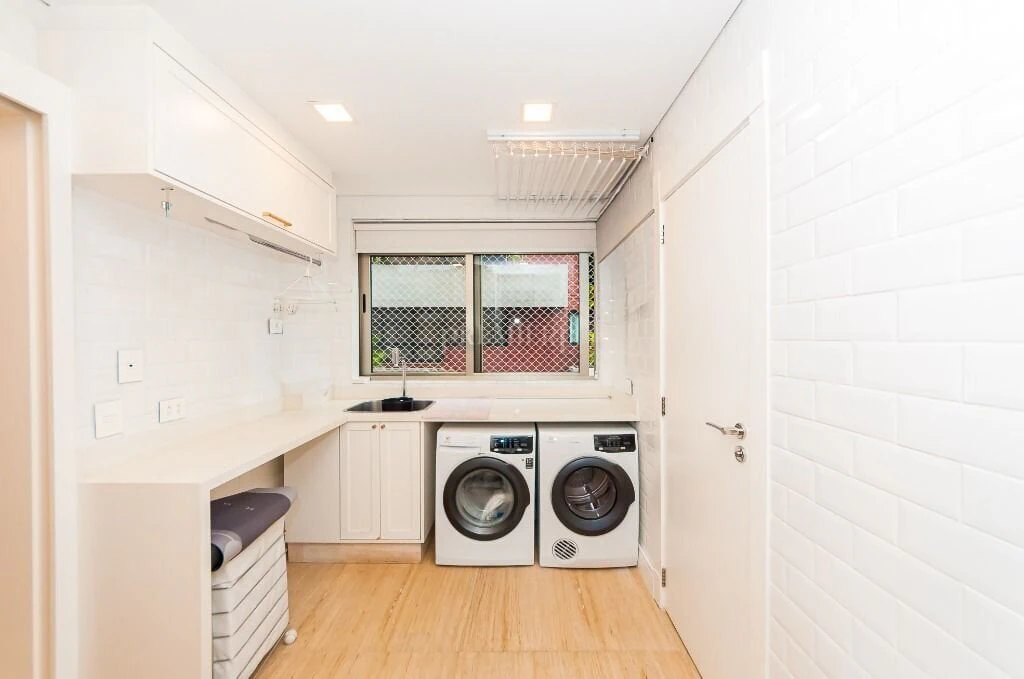 266 m² apartment with a walk-in closet and a bathtub — photo 25