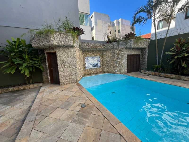 Balcony with a grill in a 4-bedroom house, 420 m² — photo 10