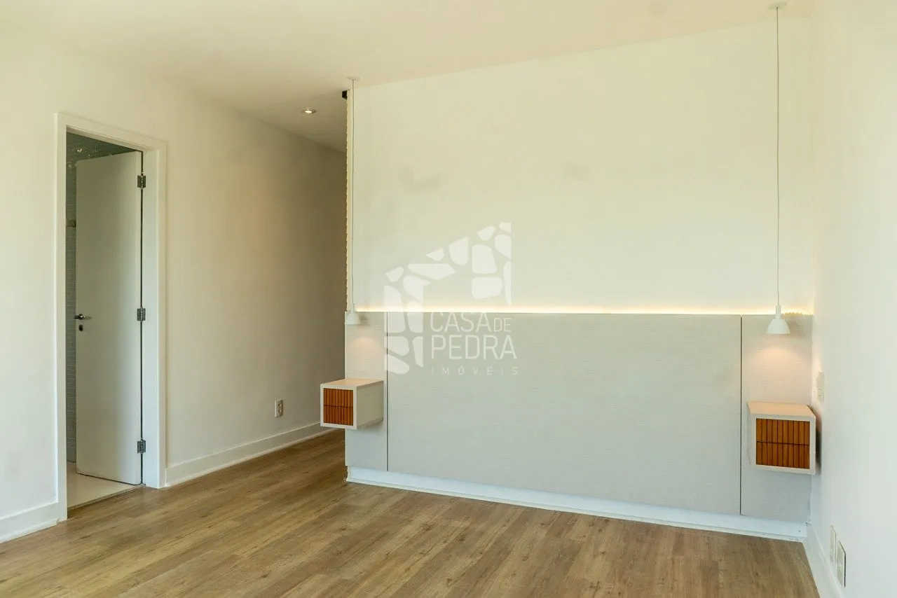 4-bedroom apartment with enclosed glass balcony — photo 27