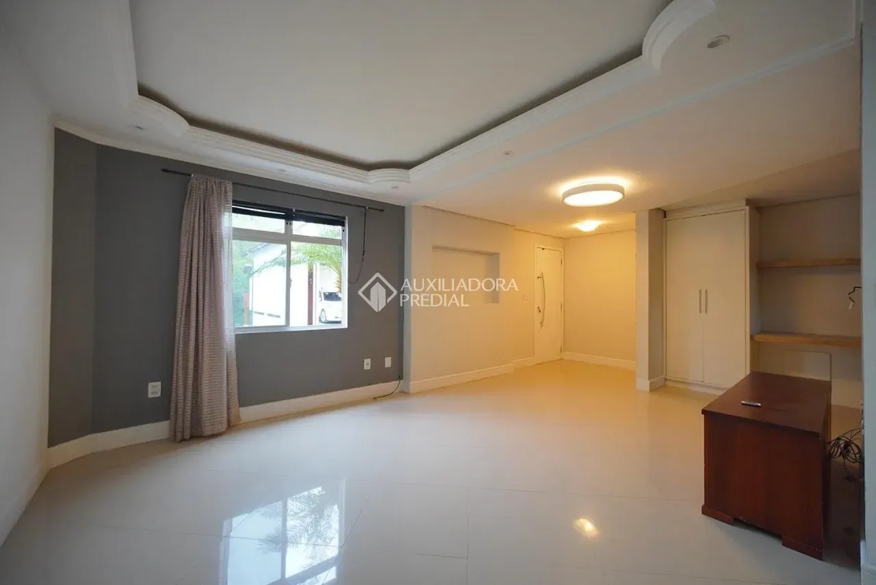 Walk-in closet in a 3-bedroom house, 140 m² — photo 14