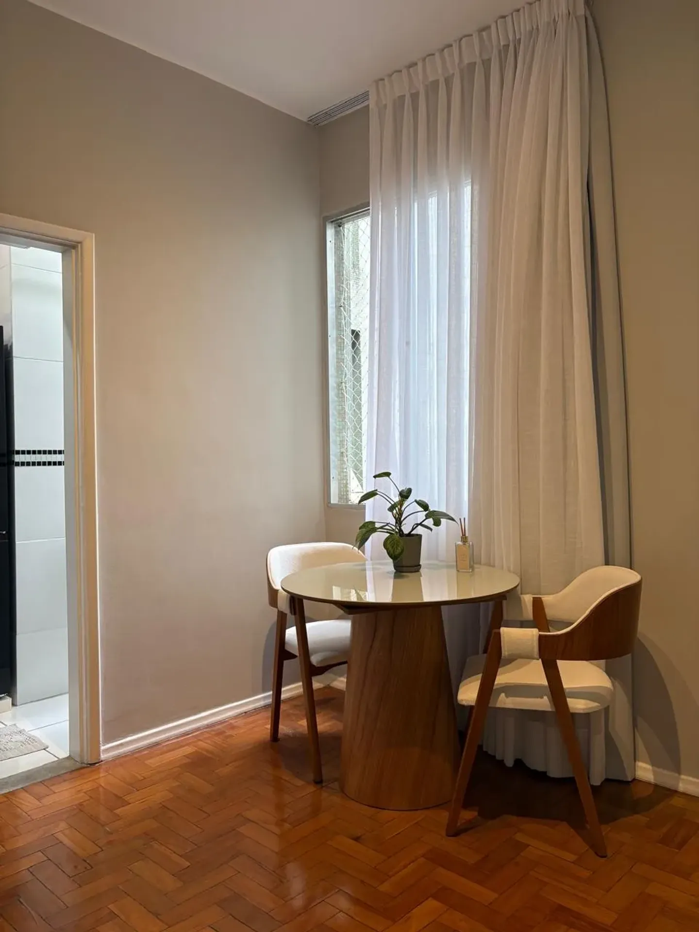 One-bedroom apartment with a washing machine — photo 9