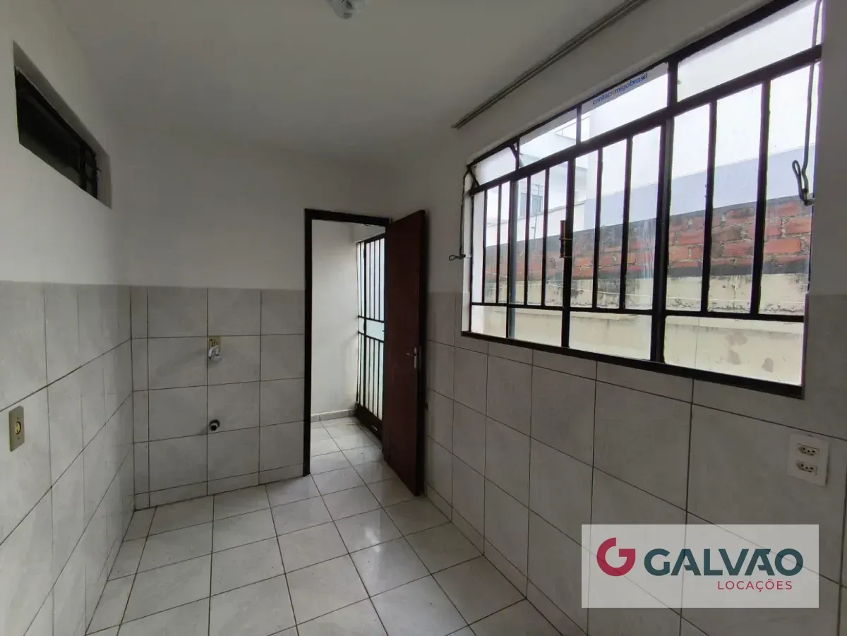 3-bedroom apartment with wood or laminate floors in Curitiba — photo 2