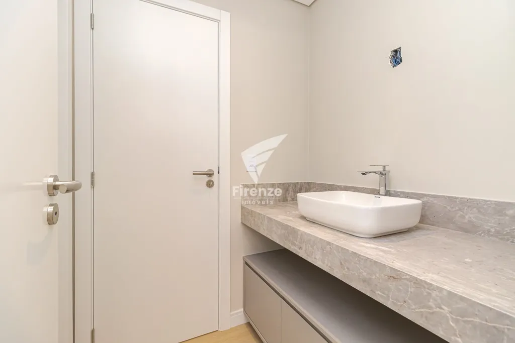 Furnished house with 4 bedrooms and 320 m² — photo 113