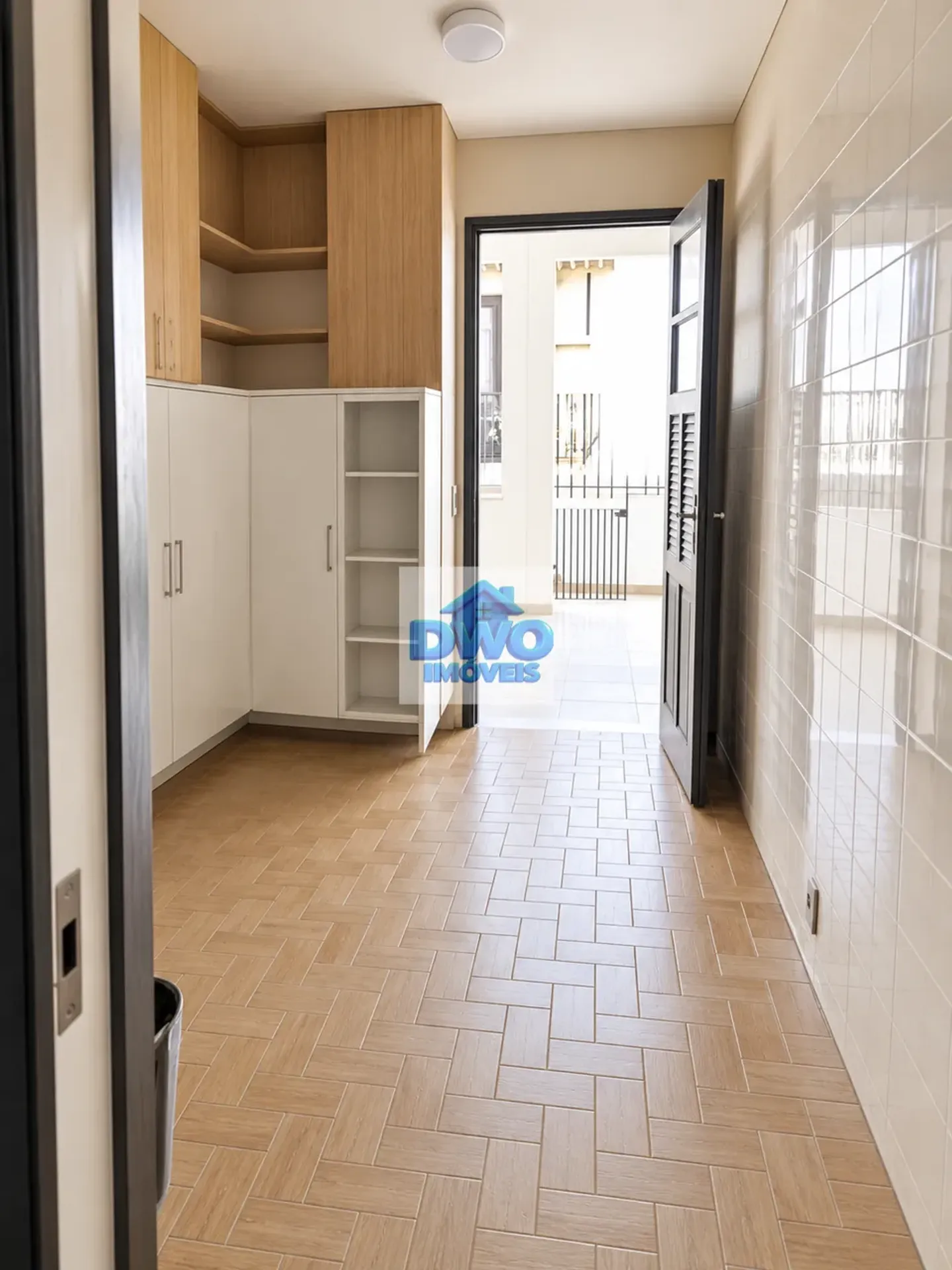 House, 200 m², with a glass-enclosed balcony — photo 13