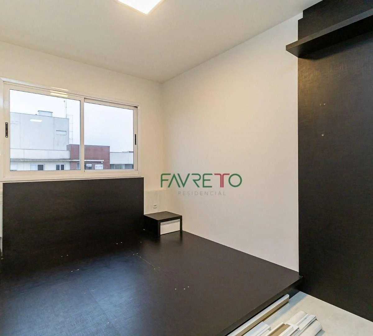 One-bedroom apartment in a building with a pool — photo 4