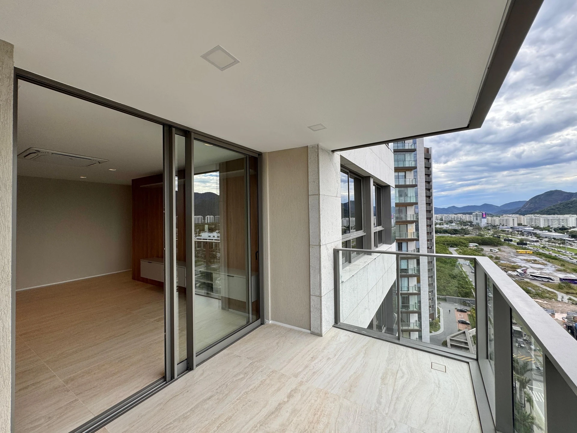 Furnished apartment with 3 en-suite bedrooms and balcony — photo 3