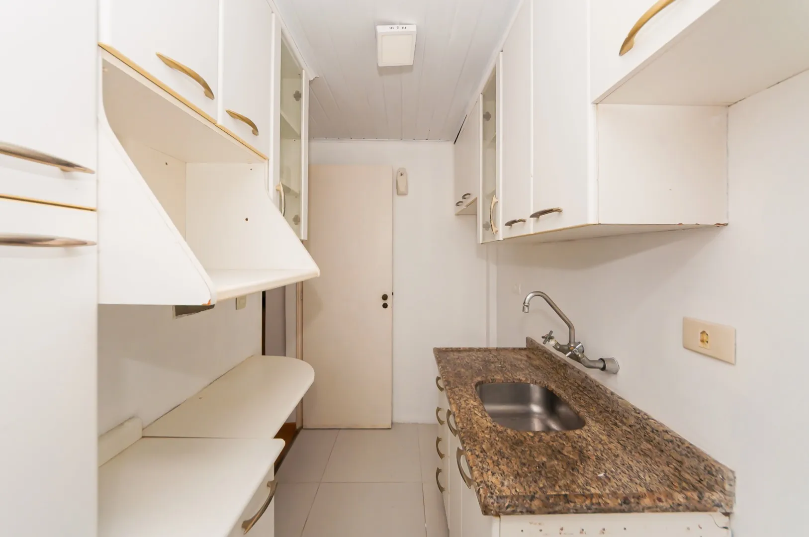 1-bedroom apartment with a separate, closed kitchen — photo 18